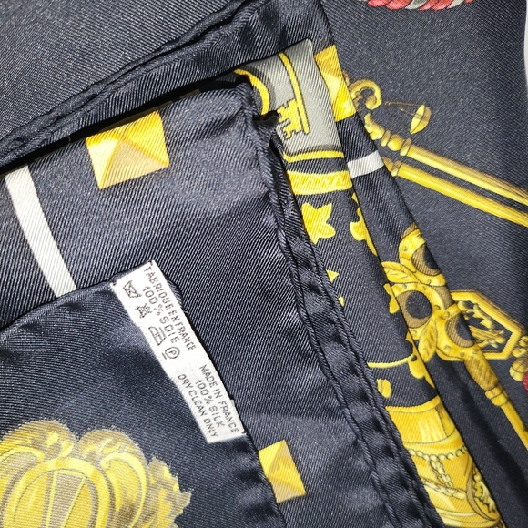 🔥SOLD🔥 HERMES Carre 90 Scarf Keys Tassel - Picture 6 of 7